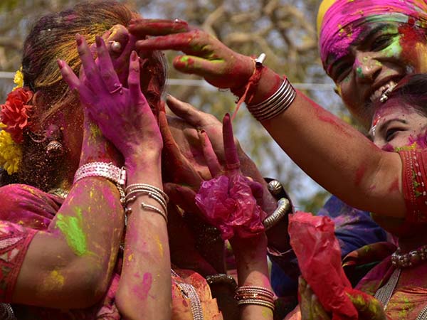 মাখ মাখ তুই রঙ, রঙিন হয়ে ওঠুক এই বসন্ত