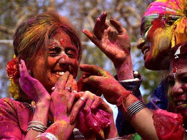 আমার শরীর মন জুড়ে শুধুই আবিরের স্নান