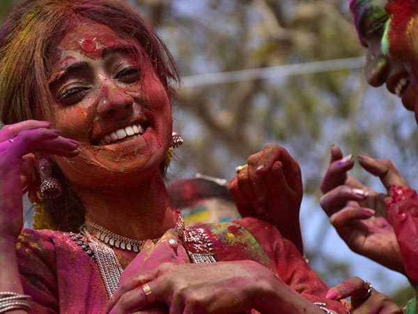 ভোলাব যে তোমায় ভোলাব এই হাসিতে