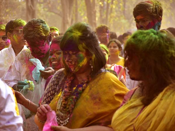 আবিরের আড়ালে আজ আমরা ভুত