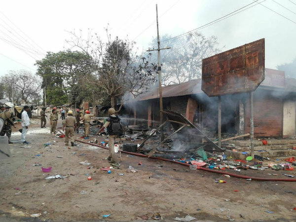 পথে নেমেছে পুলিশ
