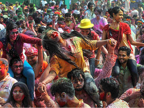 খেলব হোলি রঙ দেব না তাই কখনও হয়