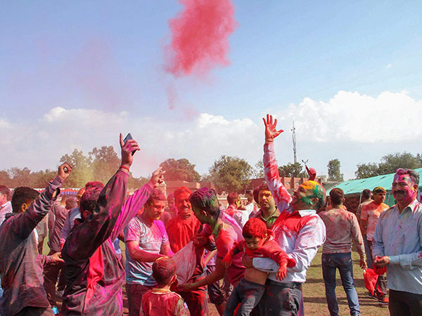 আজ হোলি হ্যায়