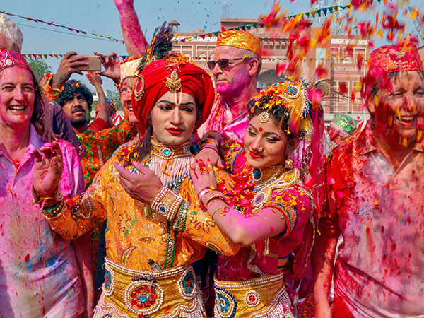 হোলি মানে তো কৃষ্ণলিলা