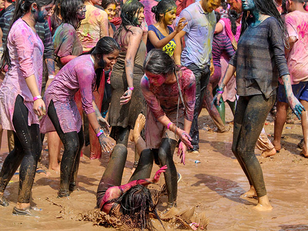 কাদায় নামল হোলি উৎসব