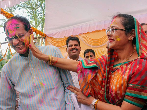 মুখ্যমন্ত্রী হোলি খেলা