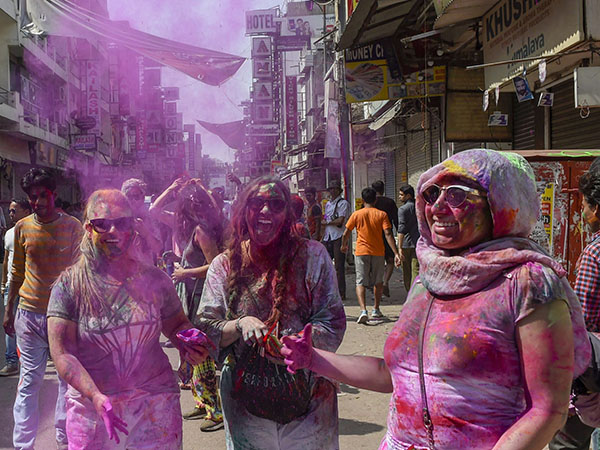 হোলি মানেই মিলন উৎসব