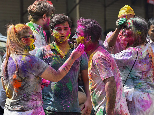 হোলি ভেঙে দিল বেড়াজাল, হল মহামিলন