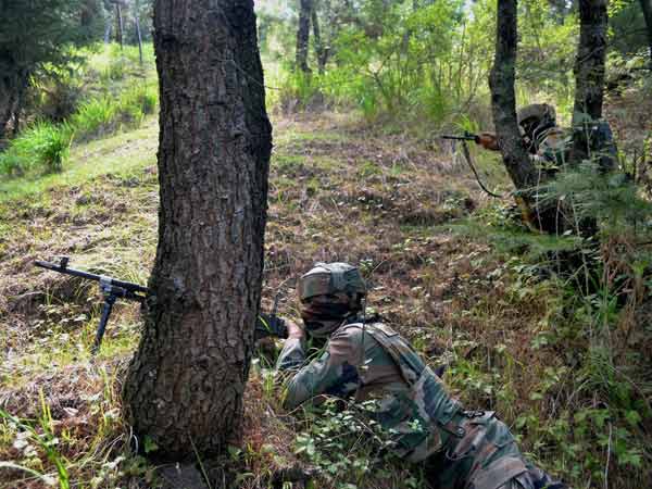কাশ্মীরে সেনার সঙ্গে সংঘর্ষে নিকেশ ৪ জঙ্গি, চলছে তল্লাশি অভিযান কাশ্মীরে সেনার সঙ্গে সংঘর্ষে নিকেশ ৪ জঙ্গি, চলছে তল্লাশি অভিযান