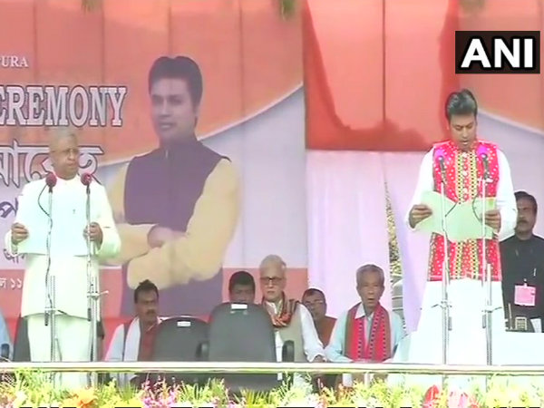 আগরতলায় বিজেপির শীর্ষ নেতৃত্বের সামনে শপথ নিয়ে নতুন ত্রিপুরা সরকারের পথ চলা শুরু হল। মুখ্যমন্ত্রী হিসাবে শপথ নিলেন বিপ্লব কুমার দেব। উপমুখ্যমন্ত্রী হিসাবে শপথ নিলেন জিষ্ণু দেববর্মা। নতুন মন্ত্রীদের শপথবাক্য পাঠ করালেন রাজ্যপাল তথাগত রায়। এদিন বিজেপির সমস্ত রাজ্যের মুখ্যমন্ত্রীরা ত্রিপুরার মঞ্চ আলো করে ছিলেন। লালকৃষ্ণ আডবাণী থেকে শুরু করে রাজনাথ সিং, মুরলী মনোহর জোশী, বিজয় রূপানি এবং সর্বোপরি প্রধানমন্ত্রী নরেন্দ্র মোদী। সকলেই মঞ্চে উপস্থিত থেকে নতুন মুহূর্তের সাক্ষী হলেন। এছাড়াও এদিন মঞ্চে ছিলেন প্রাক্তন বাম মুখ্যমন্ত্রী মানিক সরকার। তাঁকে বিশেষ আমন্ত্রণ জানানো হয়। মানিকবাবু মঞ্চেই অন্য বিজেপি নেতৃত্বের সঙ্গে শপথগ্রহণ অনুষ্ঠান দেখেন। এদিন বিপ্লব দেব, জিষ্ণ দেববর্মা ছাড়াও প্রাণজিৎ সিংহ রায়, মনোজ কান্তি দেব সহ অনেকেই মন্ত্রী হিসাবে শপথগ্রহণ করেন। আগরতলায় বিজেপির শীর্ষ নেতৃত্বের সামনে শপথ নিয়ে নতুন ত্রিপুরা সরকারের পথ চলা শুরু হল। মুখ্যমন্ত্রী হিসাবে শপথ নিলেন বিপ্লব কুমার দেব। উপমুখ্যমন্ত্রী হিসাবে শপথ নিলেন জিষ্ণু দেববর্মা। নতুন মন্ত্রীদের শপথবাক্য পাঠ করালেন রাজ্যপাল তথাগত রায়। এদিন বিজেপির সমস্ত রাজ্যের মুখ্যমন্ত্রীরা ত্রিপুরার মঞ্চ আলো করে ছিলেন। লালকৃষ্ণ আডবাণী থেকে শুরু করে রাজনাথ সিং, মুরলী মনোহর জোশী, বিজয় রূপানি এবং সর্বোপরি প্রধানমন্ত্রী নরেন্দ্র মোদী। সকলেই মঞ্চে উপস্থিত থেকে নতুন মুহূর্তের সাক্ষী হলেন। এছাড়াও এদিন মঞ্চে ছিলেন প্রাক্তন বাম মুখ্যমন্ত্রী মানিক সরকার। তাঁকে বিশেষ আমন্ত্রণ জানানো হয়। মানিকবাবু মঞ্চেই অন্য বিজেপি নেতৃত্বের সঙ্গে শপথগ্রহণ অনুষ্ঠান দেখেন। এদিন বিপ্লব দেব, জিষ্ণ দেববর্মা ছাড়াও প্রাণজিৎ সিংহ রায়, মনোজ কান্তি দেব সহ অনেকেই মন্ত্রী হিসাবে শপথগ্রহণ করেন।