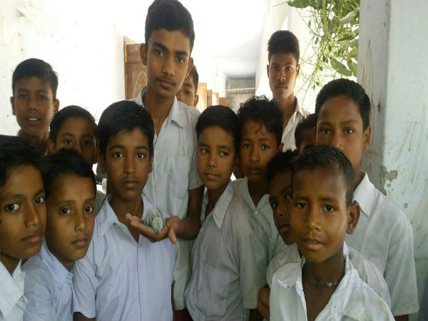 এই স্কুল ছাত্রদের চেতনা বড়দেরও লজ্জায় ফেলবে এই স্কুল ছাত্রদের চেতনা বড়দেরও লজ্জায় ফেলবে