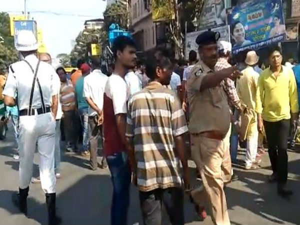 বিজেপির শ্যামাপ্রসাদের মূর্তি 'শোধন' কর্মসূচি! ধুন্ধুমার রাসবিহারীতে, দেখুন ভিডিও বিজেপির শ্যামাপ্রসাদের মূর্তি 'শোধন' কর্মসূচি! ধুন্ধুমার রাসবিহারীতে, দেখুন ভিডিও