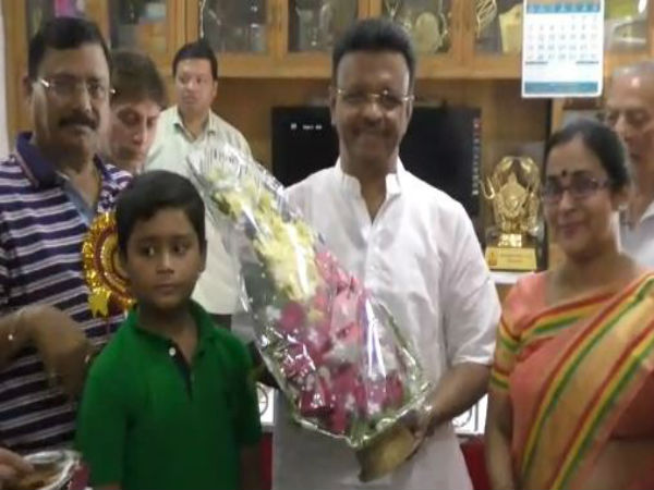জন সংযোগের মাধ্যম যখন খেলা! অবর্থ্য নিশানায় মন্ত্রী ফিরহাদ জন সংযোগের মাধ্যম যখন খেলা! অবর্থ্য নিশানায় মন্ত্রী ফিরহাদ