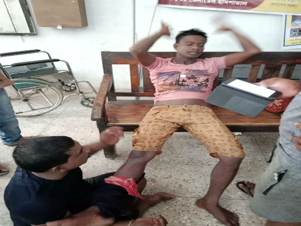 দিঘায় স্নান করতে ভালবাসেন! জলে নামলে সাবধান, না হলে অবস্থা হতে পারে এই যুবকের মতো দিঘায় স্নান করতে ভালবাসেন! জলে নামলে সাবধান, না হলে অবস্থা হতে পারে এই যুবকের মতো