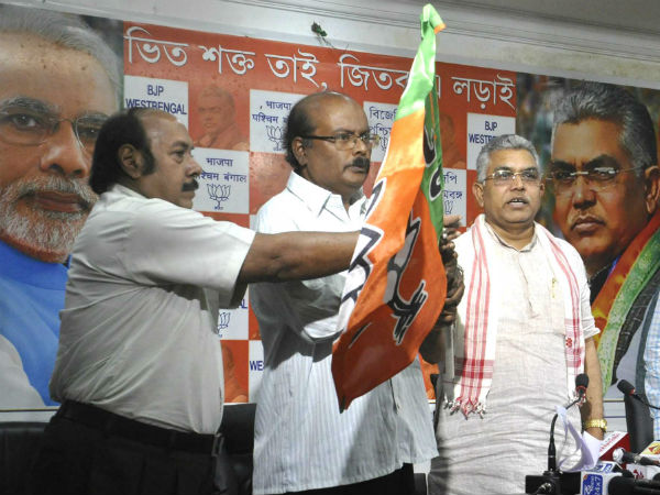 বামেরা দলে দলে ‘রামে’র দলে, ভাঙছে তৃণমূলও, বিজেপিতে যোগদানের হিড়িক চলছে বামেরা দলে দলে ‘রামে’র দলে, ভাঙছে তৃণমূলও, বিজেপিতে যোগদানের হিড়িক চলছে