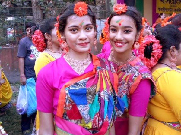 ওরে গৃহবাসী খোল দ্বার খোল লাগল যে দোল