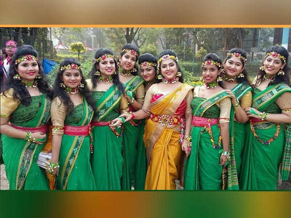 আয় তবে সহচরী হাতে হাতে ধরি ধরি