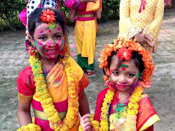 ক্ষুদে হাতেই রাঙাবো যে তোমায় রাঙাবো
