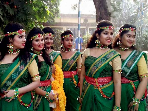 ফাগুন আর আবিরে রঙিন চারিদিক