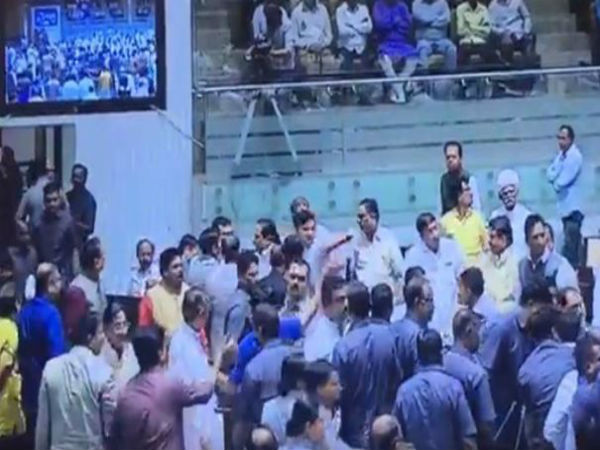মোদীর রাজ্যে বিধানসভায় কংগ্রেস ও বিজেপির 'মল্ল যুদ্ধ', দেখুন ভিডিও মোদীর রাজ্যে বিধানসভায় কংগ্রেস ও বিজেপির 'মল্ল যুদ্ধ', দেখুন ভিডিও