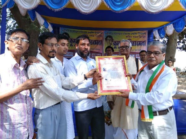 অজয়-কুনুর সঙ্গমস্থলে কুমুদ রচিত সাহিত্যে মজল মানুষ, সম্মানিত হলেন গুণিজনের দল অজয়-কুনুর সঙ্গমস্থলে কুমুদ রচিত সাহিত্যে মজল মানুষ, সম্মানিত হলেন গুণিজনের দল