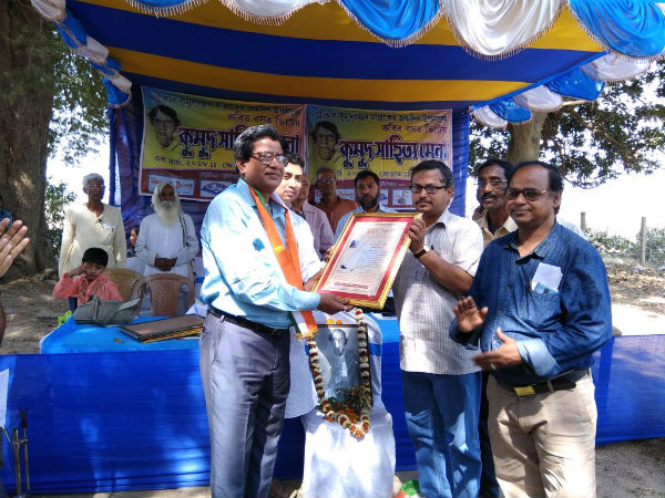অজয়-কুনুর সঙ্গমস্থলে কুমুদ রচিত সাহিত্যে মজল মানুষ, সম্মানিত হলেন গুণিজনের দল অজয়-কুনুর সঙ্গমস্থলে কুমুদ রচিত সাহিত্যে মজল মানুষ, সম্মানিত হলেন গুণিজনের দল