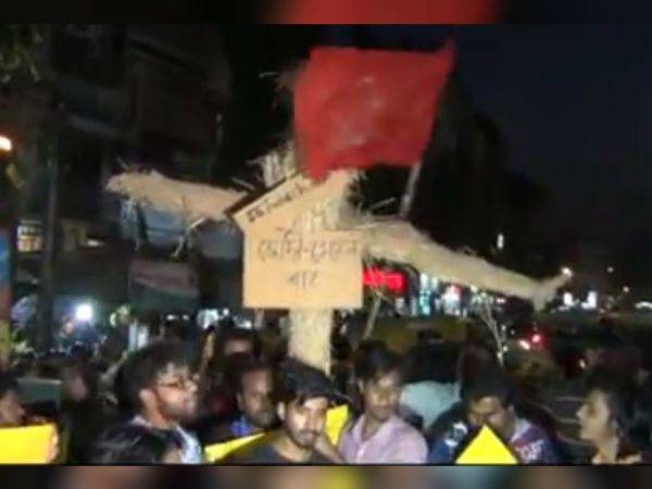 হিন্দু অস্তিত্ব রক্ষা মঞ্চের সঙ্গে বামপন্থী ছাত্রদের মারপিট, রণক্ষেত্র যাদবপুর এইট বি হিন্দু অস্তিত্ব রক্ষা মঞ্চের সঙ্গে বামপন্থী ছাত্রদের মারপিট, রণক্ষেত্র যাদবপুর এইট বি