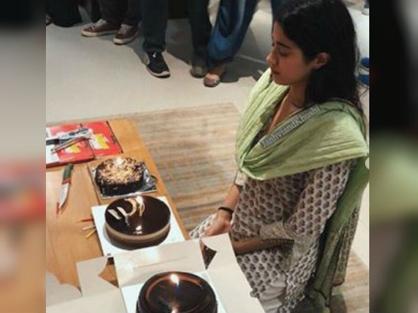 জন্মদিনের কেক কাটা