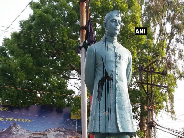 প্রতিহিংসার রোষানলে নেহরুর মূর্তিও, কাটোয়ায় কালি ছিটিয়ে প্রতিহিংসার রোষানলে নেহরুর মূর্তিও, কাটোয়ায় কালি ছিটিয়ে