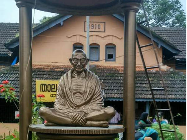 যাবতীয় সতর্কতা সত্ত্বেও দেশের বিভিন্ন জায়গায় মূর্তি ভাঙা কিংবা মূর্তি অবমাননার ঘটনা অব্যাহত। কেরলের কুন্নুর জেলায় মহাত্মা গান্ধীর মূর্তি এবং তামিলনাড়ুর থিরুভত্রিয়ুরের পেরিয়ার নগরে বাবা আম্বেদকরের মূর্তি অবমাননার ছবি দেখা যায় বৃহস্পতিবার সকালে। প্রধানমন্ত্রীর সতর্কবাণী কিংবা বিভিন্ন রাজ্য সরকারের সঙ্গে কেন্দ্রীয় স্বরাষ্ট্রমন্ত্রীর কথা বলাও যে কাজে আসছে না, তা আরও একবার পরিষ্কার হল বৃহস্পতিবার সকালে। কেরলের কুন্নুর জেলার থালিপারাম্বা এলাকায় গান্ধী মূর্তিতে থাকা চশমাটি ভাঙা অবস্থায় ঝুলতে দেখা যায়। অন্যদিকে, তামিলনাড়ুর থিরুভত্রিয়ুরে আম্বেদকরের মূর্তিতে কে বা কারা লাল রং দিয়ে দেয়। সকালে দুই রাজ্যে দুই জায়গায় এই ঘটনায় স্থানীয় ভিত্তিতে উত্তেজনা ছড়ায়। মূর্তি ভাঙা কিংবা তার অবমাননার প্রক্রিয়া সোমবার শুরু হয়েছিল ত্রিপুরায় লেনিনের মূর্তি ভাঙা দিয়ে। এরপর ভেলোরের পেরিয়ার এবং পরে কলকাতার কেওড়াতলায় শ্যামাপ্রসাদের মূর্তি ভাঙচুর করার ঘটনা ঘটে। মঙ্গলবার রাতে মেরঠে বাবা আম্বেদকরের মূর্তি ভেঙে দেওয়া হয়। সর্বশেষ ঘটনা বৃহস্পতিবার কেরলে গান্ধী মূর্তি এবং তামিলনাড়ুতে আম্বেদকরের মূর্তি অবমাননা। যাবতীয় সতর্কতা সত্ত্বেও দেশের বিভিন্ন জায়গায় মূর্তি ভাঙা কিংবা মূর্তি অবমাননার ঘটনা অব্যাহত। কেরলের কুন্নুর জেলায় মহাত্মা গান্ধীর মূর্তি এবং তামিলনাড়ুর থিরুভত্রিয়ুরের পেরিয়ার নগরে বাবা আম্বেদকরের মূর্তি অবমাননার ছবি দেখা যায় বৃহস্পতিবার সকালে। প্রধানমন্ত্রীর সতর্কবাণী কিংবা বিভিন্ন রাজ্য সরকারের সঙ্গে কেন্দ্রীয় স্বরাষ্ট্রমন্ত্রীর কথা বলাও যে কাজে আসছে না, তা আরও একবার পরিষ্কার হল বৃহস্পতিবার সকালে। কেরলের কুন্নুর জেলার থালিপারাম্বা এলাকায় গান্ধী মূর্তিতে থাকা চশমাটি ভাঙা অবস্থায় ঝুলতে দেখা যায়। অন্যদিকে, তামিলনাড়ুর থিরুভত্রিয়ুরে আম্বেদকরের মূর্তিতে কে বা কারা লাল রং দিয়ে দেয়। সকালে দুই রাজ্যে দুই জায়গায় এই ঘটনায় স্থানীয় ভিত্তিতে উত্তেজনা ছড়ায়। মূর্তি ভাঙা কিংবা তার অবমাননার প্রক্রিয়া সোমবার শুরু হয়েছিল ত্রিপুরায় লেনিনের মূর্তি ভাঙা দিয়ে। এরপর ভেলোরের পেরিয়ার এবং পরে কলকাতার কেওড়াতলায় শ্যামাপ্রসাদের মূর্তি ভাঙচুর করার ঘটনা ঘটে। মঙ্গলবার রাতে মেরঠে বাবা আম্বেদকরের মূর্তি ভেঙে দেওয়া হয়। সর্বশেষ ঘটনা বৃহস্পতিবার কেরলে গান্ধী মূর্তি এবং তামিলনাড়ুতে আম্বেদকরের মূর্তি অবমাননা।