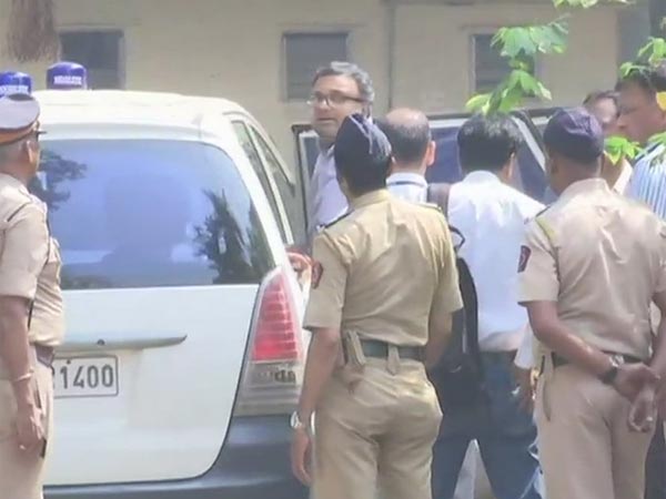 কার্তি-পিটারের মধ্যস্থতায় এক সাংবাদিক! আইএনএক্স কাণ্ডে চাঞ্চল্যকর দাবি সিবিআই-এর কার্তি-পিটারের মধ্যস্থতায় এক সাংবাদিক! আইএনএক্স কাণ্ডে চাঞ্চল্যকর দাবি সিবিআই-এর