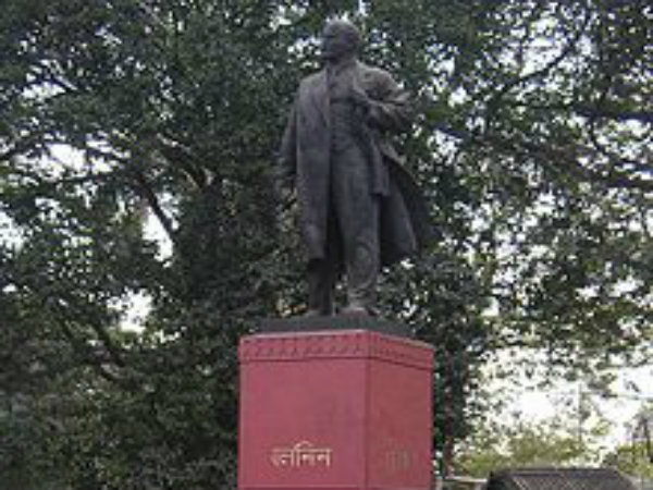 ধর্মতলায় লেনিন মূর্তির পাহাড়ার পুলিশ ধর্মতলায় লেনিন মূর্তির পাহাড়ার পুলিশ