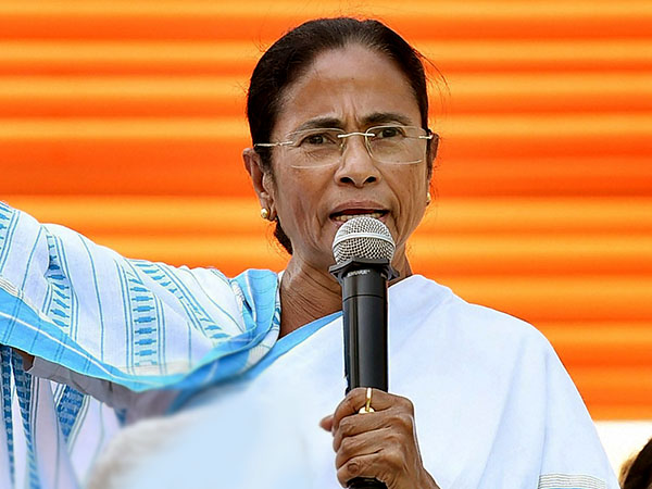 ২০০০ কোটি লগ্নি প্রস্তাবে পাহাড় মাত মমতার, দার্জিলিংয়ের দরজায় দাঁড়িয়ে লক্ষ্মী ২০০০ কোটি লগ্নি প্রস্তাবে পাহাড় মাত মমতার, দার্জিলিংয়ের দরজায় দাঁড়িয়ে লক্ষ্মী