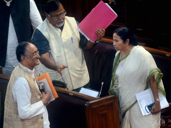 সংসদ নয়, বিধানসভাকেই সেরা বলছেন মমতা, পার্থ চান বিরোধীদের আরও সুযোগ সংসদ নয়, বিধানসভাকেই সেরা বলছেন মমতা, পার্থ চান বিরোধীদের আরও সুযোগ