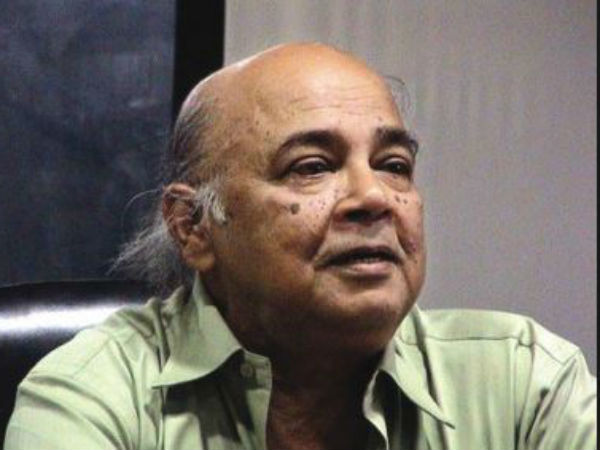 রাস্তায় বের করে দেওয়া হল নাট্যকার মনোজ মিত্রের জিনিসপত্র! নেপথ্যে কোন ঘটনা রাস্তায় বের করে দেওয়া হল নাট্যকার মনোজ মিত্রের জিনিসপত্র! নেপথ্যে কোন ঘটনা