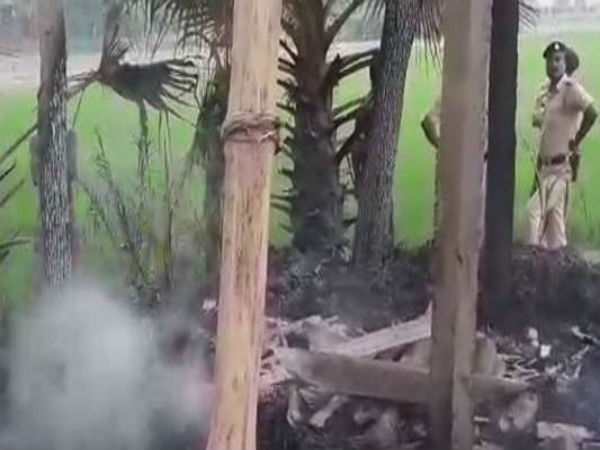 মজুত বাজিতে বিস্ফোরণ! মগরাহাটে মৃত ২, আশঙ্কাজনক বেশ কয়েকজন মজুত বাজিতে বিস্ফোরণ! মগরাহাটে মৃত ২, আশঙ্কাজনক বেশ কয়েকজন