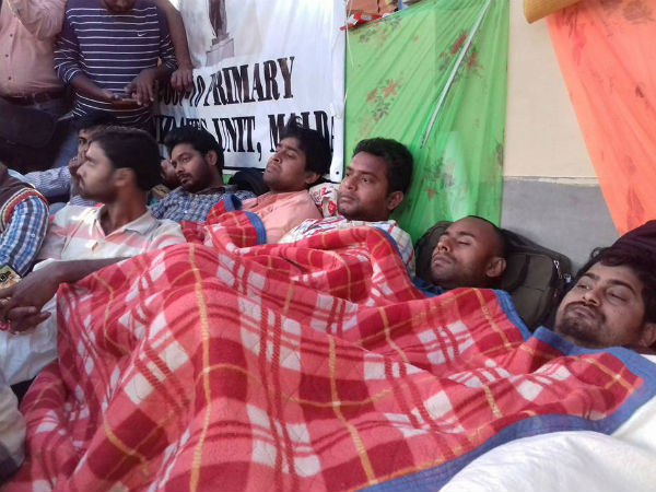 মমতার প্রশাসনে অনাস্থা! মুকুলে আস্থা রেখে অনশন তুললেন টেট-উত্তীর্ণরা, নয়া জল্পনা মমতার প্রশাসনে অনাস্থা! মুকুলে আস্থা রেখে অনশন তুললেন টেট-উত্তীর্ণরা, নয়া জল্পনা