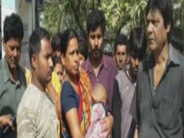 হাতে মোবাইল, ব্যস্ত নার্স! অক্সিজেন না মেলায় ২ রোগীর মৃত্যুর অভিযোগ হাতে মোবাইল, ব্যস্ত নার্স! অক্সিজেন না মেলায় ২ রোগীর মৃত্যুর অভিযোগ