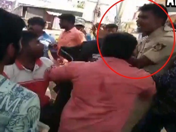 পুলিশকে ব্যাপক মারধর গুণ্ডা জুয়ারীদের! চাঞ্চল্যকর ঘটনার ভিডিও প্রকাশ্যে, তারপর যা হল পুলিশকে ব্যাপক মারধর গুণ্ডা জুয়ারীদের! চাঞ্চল্যকর ঘটনার ভিডিও প্রকাশ্যে, তারপর যা হল