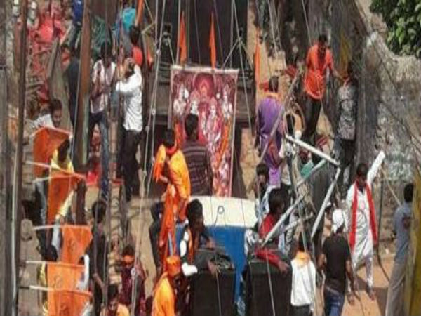 রামনবমীর মিছিলকে ঘিরে রানিগঞ্জে অশান্তি, মৃত ১, আশঙ্কাজনক পুলিশ আধিকারিক রামনবমীর মিছিলকে ঘিরে রানিগঞ্জে অশান্তি, মৃত ১, আশঙ্কাজনক পুলিশ আধিকারিক