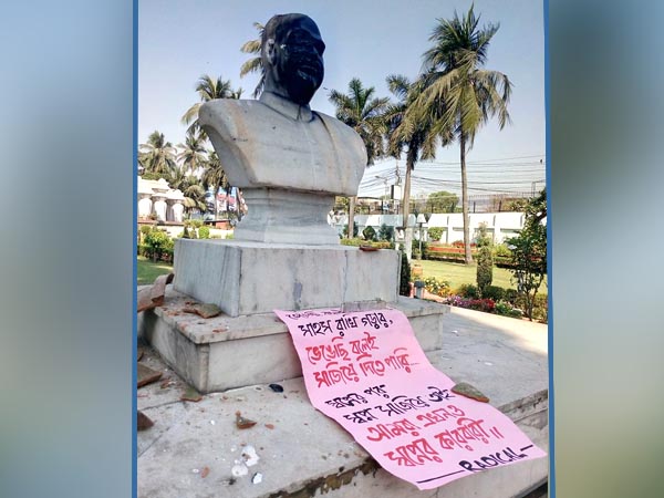কলকাতায় শ্যামাপ্রসাদের মূর্তিতে কালি কলকাতায় শ্যামাপ্রসাদের মূর্তিতে কালি