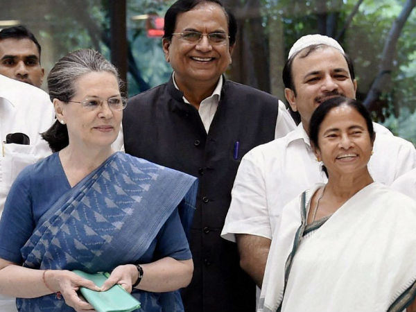 মমতায় সম্পূর্ণ আস্থা সোনিয়ার, বাংলার নেত্রীর ‘সাড়া’য় নয়া সমীকরণের জল্পনা দিল্লিতে মমতায় সম্পূর্ণ আস্থা সোনিয়ার, বাংলার নেত্রীর ‘সাড়া’য় নয়া সমীকরণের জল্পনা দিল্লিতে