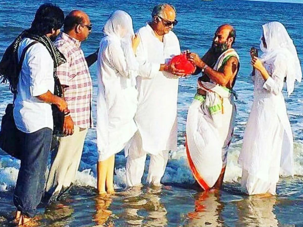 শ্রীদেবীর মৃত্যুর পর অস্থি বিসর্জনে বনি ভেঙে পড়লেন কান্নায়, প্রকাশিত ভিডিও শ্রীদেবীর মৃত্যুর পর অস্থি বিসর্জনে বনি ভেঙে পড়লেন কান্নায়, প্রকাশিত ভিডিও