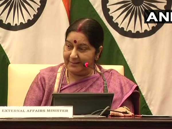 ইরাকে আইএস-এর হাতে খুন ভারতীয়দের মৃত্যুসংবাদ ঘিরে যাবতীয় প্রশ্নের জবাব দিলেন সুষমা ইরাকে আইএস-এর হাতে খুন ভারতীয়দের মৃত্যুসংবাদ ঘিরে যাবতীয় প্রশ্নের জবাব দিলেন সুষমা