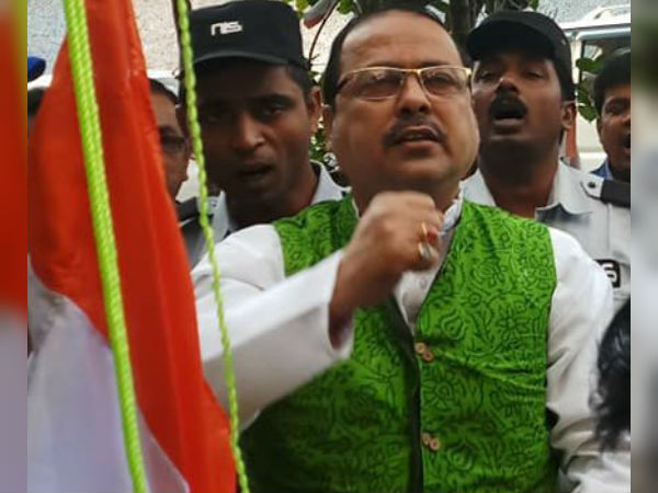 ফেসবুক ‘ডার্টি পলিটিক্স’-এর বার্তা, শোকজ হলেন তৃণমূল নেতা বৈশ্বানর ফেসবুক ‘ডার্টি পলিটিক্স’-এর বার্তা, শোকজ হলেন তৃণমূল নেতা বৈশ্বানর