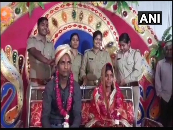 থানার মধ্যে বিয়ে দিয়ে নয়া নজির পুলিশের থানার মধ্যে বিয়ে দিয়ে নয়া নজির পুলিশের