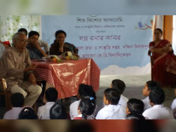 মেঠোয়ালি পথে ঘুরে বেড়ানো শৈশব মন, আর তাকে বাঁধতেই এবার স্কুলে স্কুলে গল্প বলার আসর মেঠোয়ালি পথে ঘুরে বেড়ানো শৈশব মন, আর তাকে বাঁধতেই এবার স্কুলে স্কুলে গল্প বলার আসর