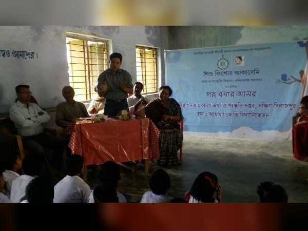 মেঠোয়ালি পথে ঘুরে বেড়ানো শৈশব মন, আর তাকে বাঁধতেই এবার স্কুলে স্কুলে গল্প বলার আসর মেঠোয়ালি পথে ঘুরে বেড়ানো শৈশব মন, আর তাকে বাঁধতেই এবার স্কুলে স্কুলে গল্প বলার আসর