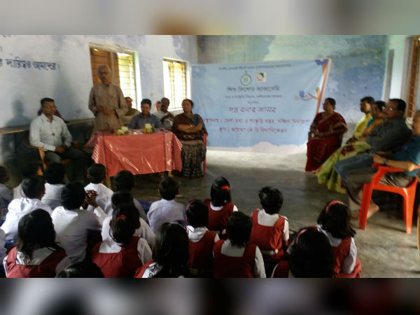 মেঠোয়ালি পথে ঘুরে বেড়ানো শৈশব মন, আর তাকে বাঁধতেই এবার স্কুলে স্কুলে গল্প বলার আসর মেঠোয়ালি পথে ঘুরে বেড়ানো শৈশব মন, আর তাকে বাঁধতেই এবার স্কুলে স্কুলে গল্প বলার আসর