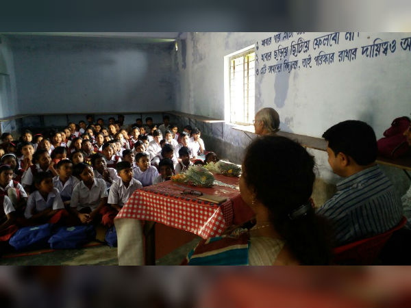 মেঠোয়ালি পথে ঘুরে বেড়ানো শৈশব মন, আর তাকে বাঁধতেই এবার স্কুলে স্কুলে গল্প বলার আসর মেঠোয়ালি পথে ঘুরে বেড়ানো শৈশব মন, আর তাকে বাঁধতেই এবার স্কুলে স্কুলে গল্প বলার আসর